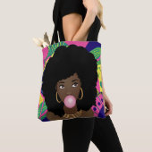 Zwart Vrouw Popping Roze Bubblegum, Kleurrijk Tote Bag (Dichtbij)