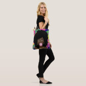 Zwart Vrouw Popping Roze Bubblegum, Kleurrijk Tote Bag (Op model)