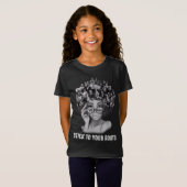 Zwart vrouwtje houdt je zwart tegen je wortels t-shirt (Voorkant volledig)