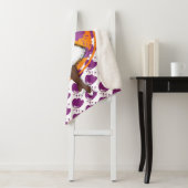 Zwart vrouwtje kleurrijke ballonnen ventilator wit sherpa deken (In situ)