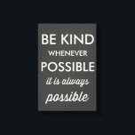 zwart wees vriendelijk wanneer mogelijk afdrukken<br><div class="desc">Motivatie print met ivoren retro typografie en donkergrijze achtergrond. Deze  print is een perfect accent voor elke kamer. Wees lief waar mogelijk.</div>