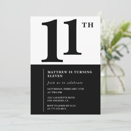 Zwart-wit 11e verjaardag uitnodiging Eenvoudig (Staand voorkant)