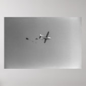 Zwart-wit 1968 Paratroopers Jumping Plane Poster (Voorkant)