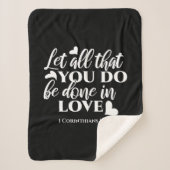 Zwart-wit 1 Korintiërs 16:14 Bijbelvers Sherpa Deken (Voorkant)