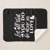 Zwart-wit 1 Korintiërs 16:14 Bijbelvers Sherpa Deken (Voorkant (horizontaal))