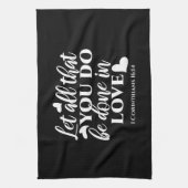 Zwart-wit 1 Korintiërs 16:14 Bijbelvers Theedoek (Verticaal)