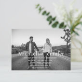 Zwart-wit 2 foto's QR Code RSVP bruiloft Kaart (Staand voorkant)