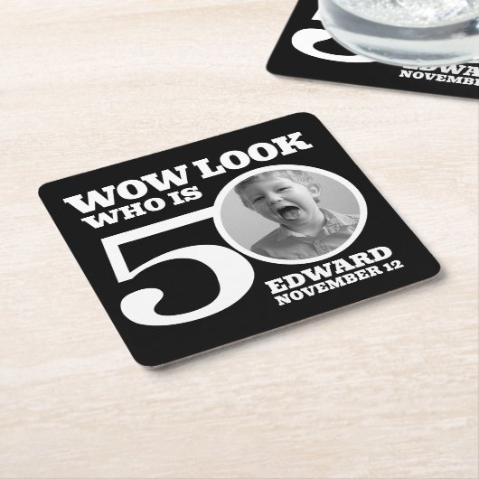 Zwart-wit 50ste verjaardag foto kijken wie is kartonnen onderzetters (Schuin)