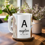 Zwart Wit - 5 Fotocollage - Mod Monogram Koffiemok<br><div class="desc">Personaliseer deze mok met 5 foto's, geboortedatum en naam. Mok Een op maat gemaakt verjaardagsfeestontwerp is een geweldig cadeau voor een vriend of om gewoon "je" te vieren! Deze sjabloon is volledig aanpasbaar. Je kunt ook dingen verplaatsen en de kleuren van de elementen veranderen. Maak het persoonlijk wanneer u naar...</div>