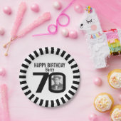 Zwart-wit 70ste verjaardagsfoto's en strepen papieren bordje (Feest)