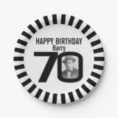 Zwart-wit 70ste verjaardagsfoto's en strepen papieren bordje (Voorkant)