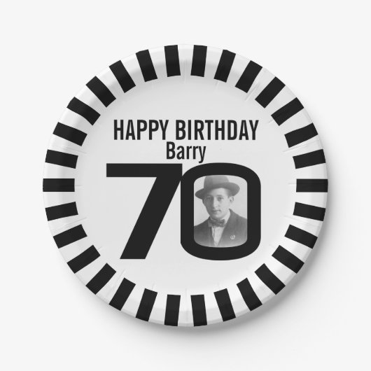 Zwart-wit 70ste verjaardagsfoto's en strepen papieren bordje (Voorkant)