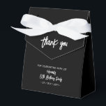Zwart & Wit | 80ste verjaardagsfeest Bedankt Bedankdoosjes<br><div class="desc">Bedank je gasten met deze gepersonaliseerde verjaardagsfeest cadeauverpakking. Dit ontwerp heeft chic penseellettertype "Bedankt" "Jouw naam's 80ste verjaardagsfeest". Deze op maat gemaakte cadeauverpakking voegt een persoonlijke touch toe aan je speciale vieringen. Bijpassende uitnodigingen en feestartikelen zijn beschikbaar in mijn winkel BaraBomDesign.</div>