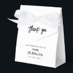 Zwart & Wit | 80ste verjaardagsfeestje Dank u Bedankdoosjes<br><div class="desc">Geef bedankt aan uw gasten met deze gepersonaliseerde verjaardagsfeestgunst. Dit ontwerp heeft een chique penseelopdruk met de tekst "Thank you" "Jouw naam's 80th Birthday Party. Deze aangepaste gunstbox voegt een persoonlijke touch toe aan uw speciale feesten. Bijpassende uitnodigingen en feestartikelen zijn verkrijgbaar bij mijn winkel BaraBomDesign.</div>