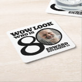 Zwart-wit 80ste verjaardagsfoto kijk wie er is kartonnen onderzetters (Schuin)