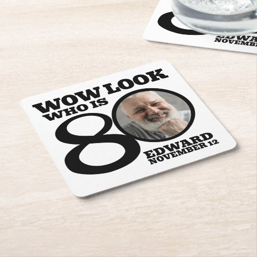 Zwart-wit 80ste verjaardagsfoto kijk wie er is kartonnen onderzetters (Schuin)