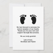 Zwart Wit Aangepaste Foto Hallo Baby Pasgeboren Ge Aankondiging (Achterkant)