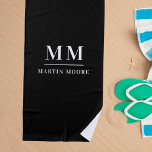 Zwart wit aangepaste monogram initialen naam strandlaken<br><div class="desc">Zwarte achtergrond. Personaliseer en voeg uw monogram initialen en volledige naam toe. Witte tekst.</div>