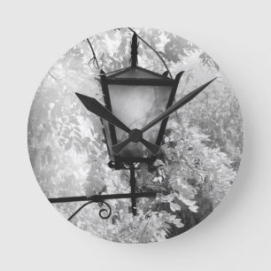 Zwart-wit aanzicht van lichtarmatuur ronde klok