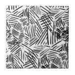 Zwart wit Abstract Lineair getekend lijnpatroon Tegeltje<br><div class="desc">Dit moderne en modieuze zwarte en witte abstracte lineaire lijnenpatroon is perfect voor de trendy en stijlvolle persoon. De eenvoudige en minimalistische afdruk is geweldig voor vele geschenken en gelegenheden. Geniet van dit hedendaagse en coole ontwerp voor uw volgende aankoop; voor jezelf,  je vrienden en je familie!</div>