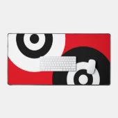 Zwart-wit abstracte cirkels op rood bureaumat (Keyboard & Muis)