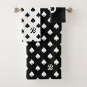 Zwart-wit Ace van Schoppen Patroon Monogram Bad Handdoek (Insitu)