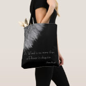 Zwart-wit afbeelding van een dandelionzaadkop. tote bag (Dichtbij)