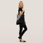 Zwart-wit afbeelding van een dandelionzaadkop. tote bag (Op model)