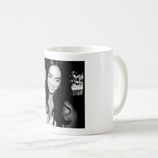 Zwart-wit afbeelding van Megan Fox Koffiemok (Voorkant rechts)