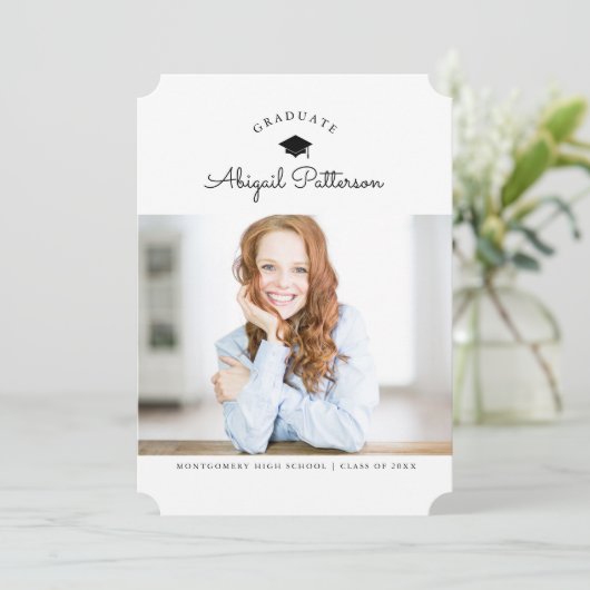 Zwart-wit Afstudeerder uitnodiging (Staand voorkant)