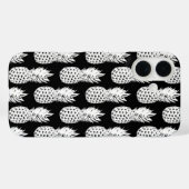 Zwart-wit ananaspatroon iPhone 16 hoesje (Achterkant (horizontaal))
