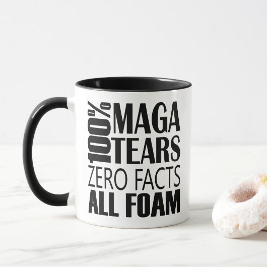 Zwart Wit Anti MAGA Tranen Typografie Mok (Met donut)