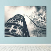 Zwart-wit architectonisch gebouw en boom canvas afdruk (Insitu (Houten vloer))