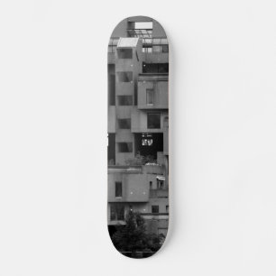 Zwart-wit architecturaal persoonlijk skateboard