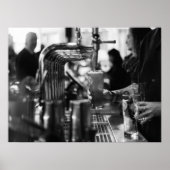 Zwart-wit bar scene gieten verse Draft Beer Poster (Voorkant)