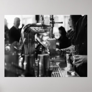Zwart-wit bar scene gieten verse Draft Beer Poster