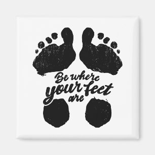 Zwart-wit "Be Where Your Feet Are" Print Magneet