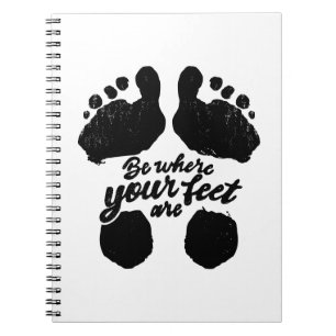 Zwart-wit "Be Where Your Feet Are" Print Notitieboek