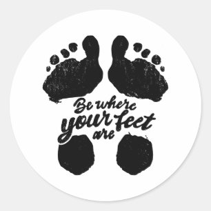 Zwart-wit "Be Where Your Feet Are" Print Ronde Sticker