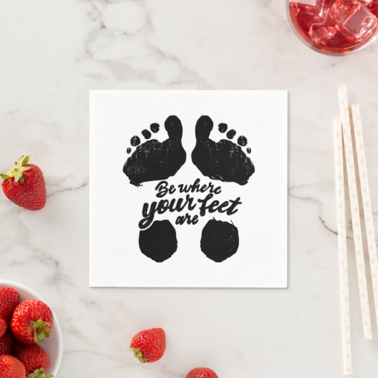 Zwart-wit "Be Where Your Feet Are" Print Servet (Insitu)
