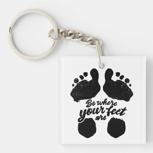 Zwart-wit "Be Where Your Feet Are" Print Sleutelhanger (voorkant)