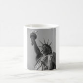 Zwart-wit beeld van de Liberty New York City Koffiemok (Center)