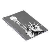 Zwart-wit beeld van Liberty New York City Notitieboek (Rechterzijde)