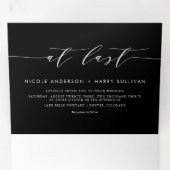 Zwart-wit bij laatste minimalistische scriptbruilo drieluik uitnodiging (Binnenzijde eerst)