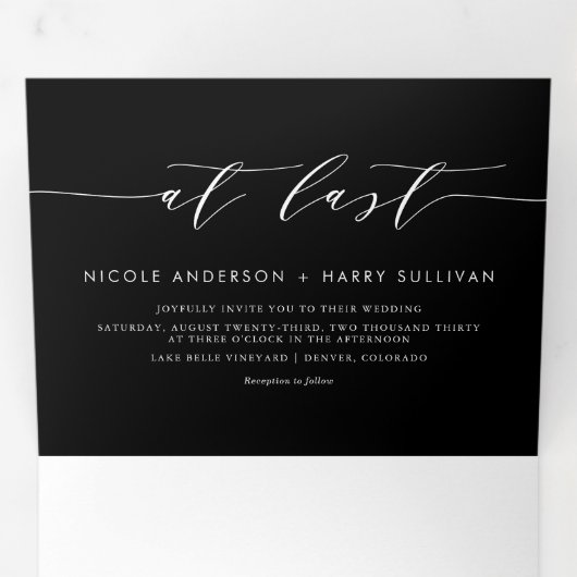 Zwart-wit bij laatste minimalistische scriptbruilo drieluik uitnodiging (Binnenzijde eerst)