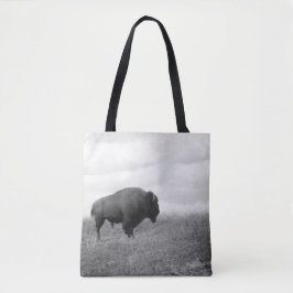 Zwart-wit bizon op een heuvel tote bag