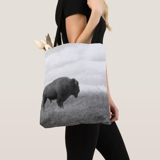 Zwart-wit bizon op een heuvel tote bag (Dichtbij)