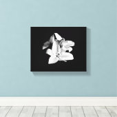 Zwart & Wit Bloem Uitgerekt Canvas Print (Insitu (Houten vloer))