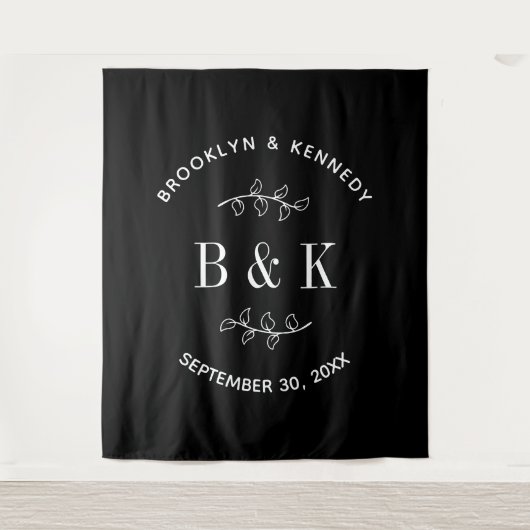 Zwart Wit Bloemen Botanisch Monogram Koppel Naam Wandkleed (Voorkant)