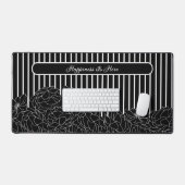 Zwart & Wit Bloemen met Strepen Aangepaste Tekst Bureaumat (Keyboard & Muis)